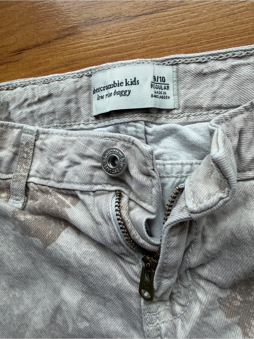 abercrombie kids light gray/camo low-rise baggy jeans